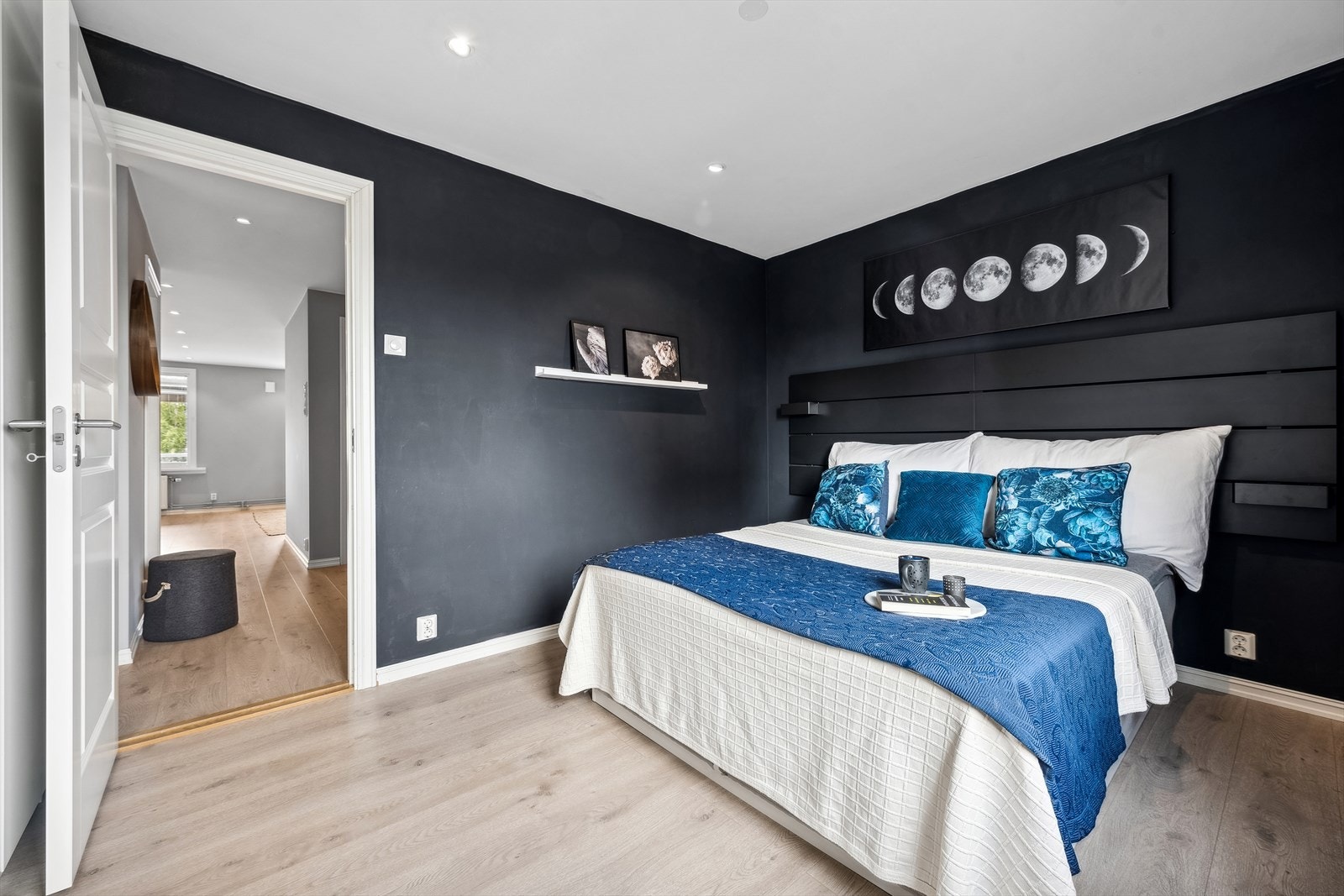 Hovedsoverom med ekstra god plass til dobbeltseng og tilhørende møblement. Galleribilde