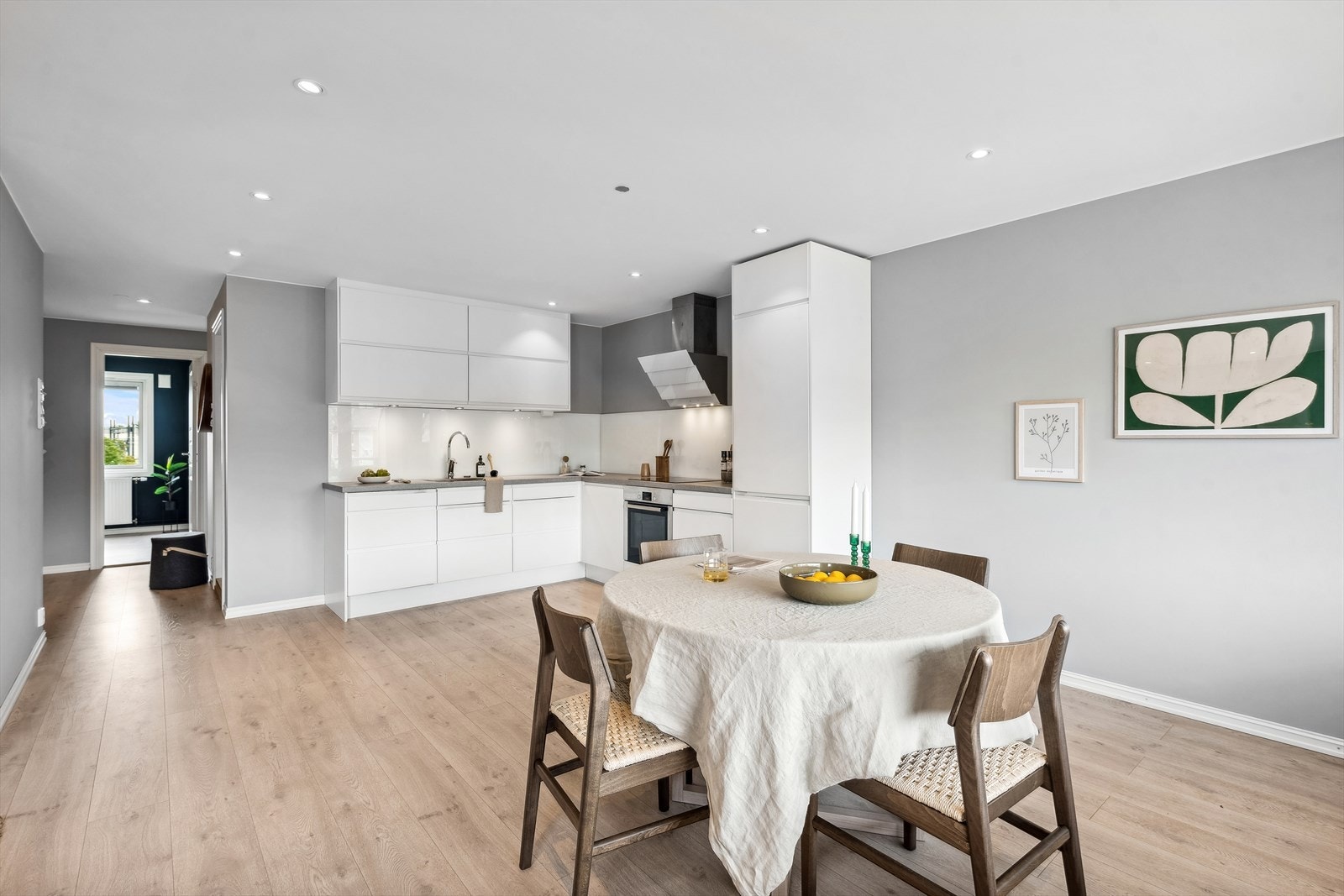 Leiligheten er totaloppusset i 2015-2017, og fremstår lys og moderne. Galleribilde