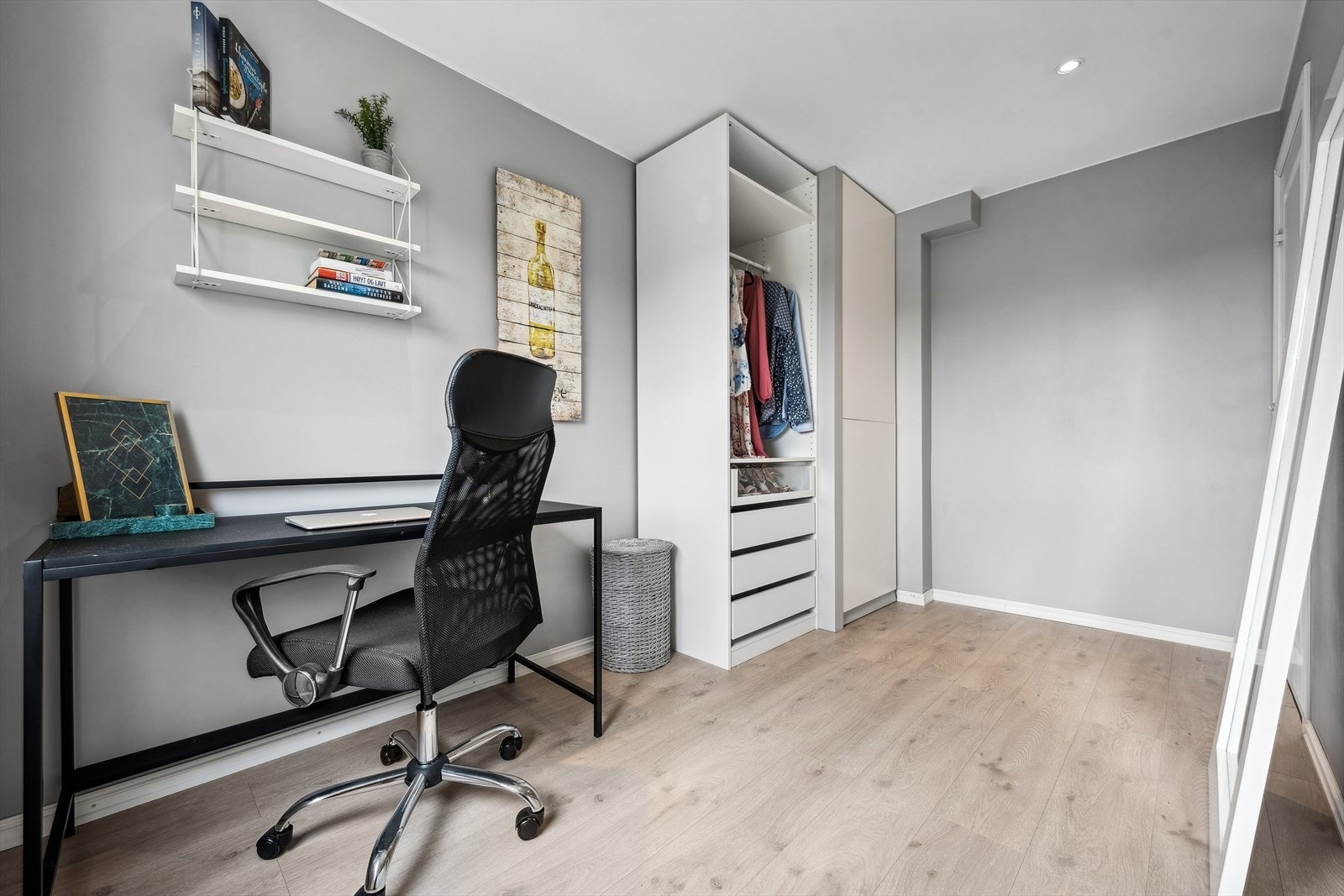 Soverom 2 - perfekt som et ekstra soverom eller hjemmekontor. Garderobeskap medfølger. Galleribilde