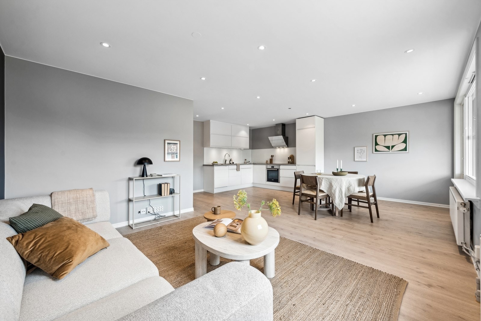 Leiligheten har en luftig og trivelig stue med åpen løsning mot kjøkkenet. Galleribilde