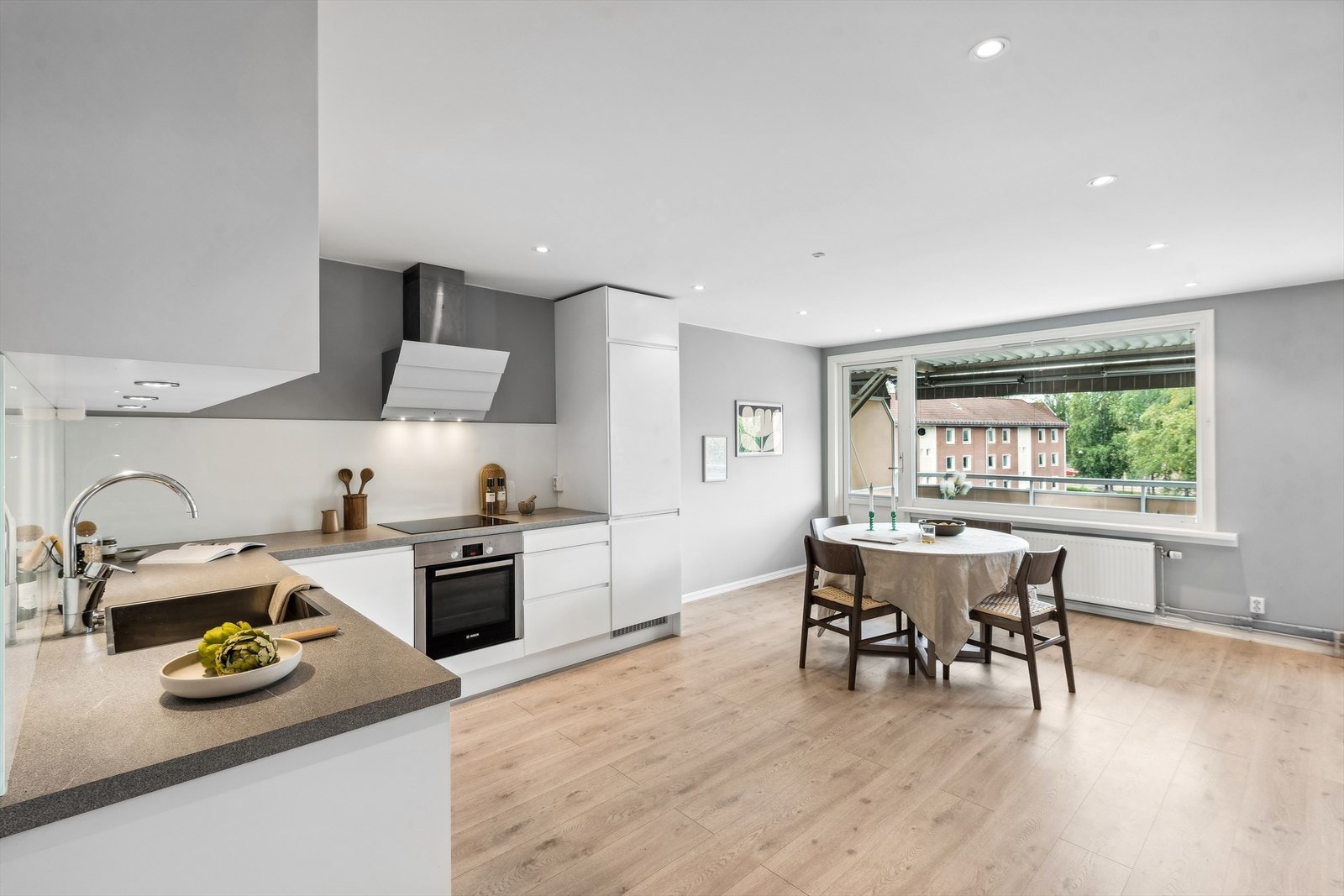 I forlengelse av kjøkkenet er det fin plass til spisestuen. Galleribilde