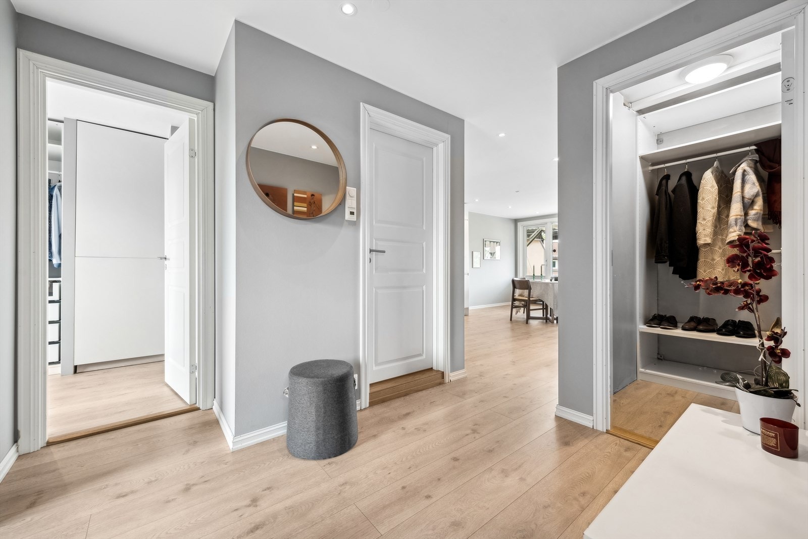 Ved entreen er det en praktisk garderobe for oppheng av ytterklær og sko. Galleribilde