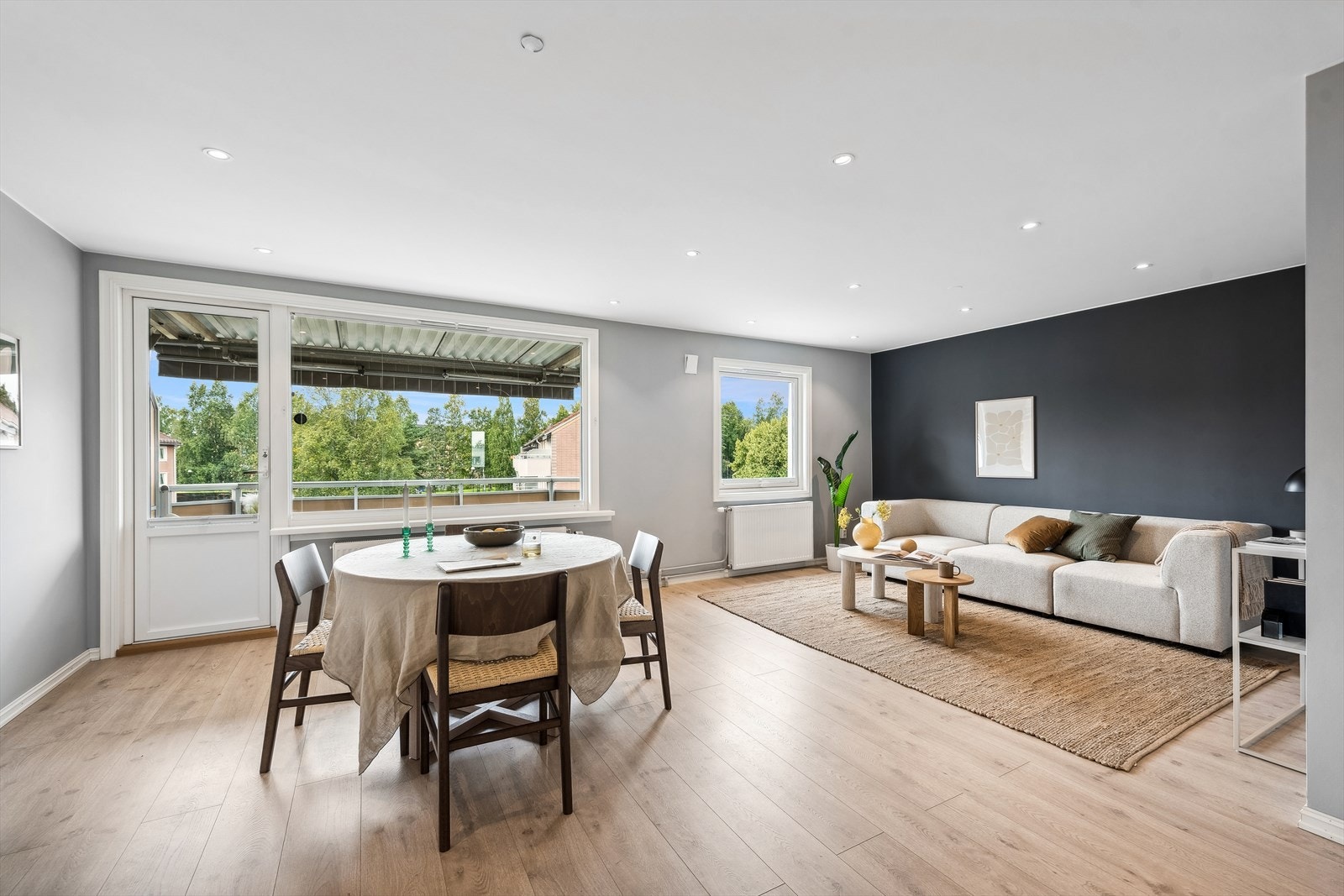 Meget romslig stue med gode møbleringsmuligheter. Galleribilde