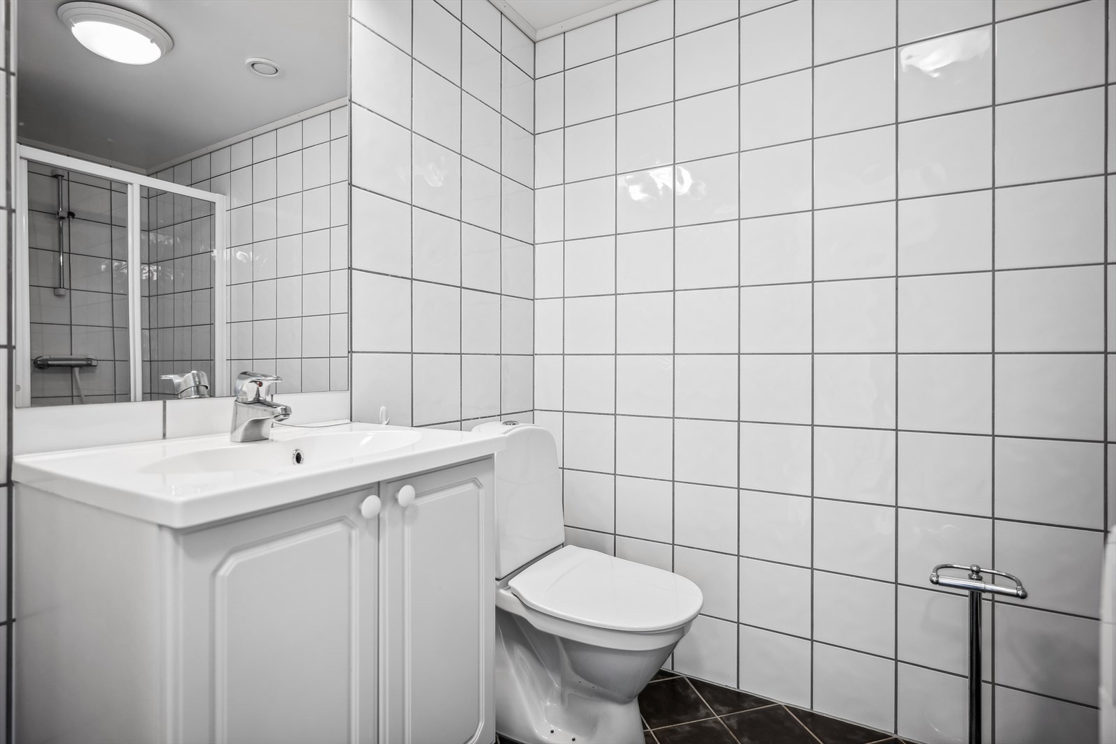 Badet har fliselagt vegger og gulv, samt elektriske varmekabler i gulvet. Galleribilde