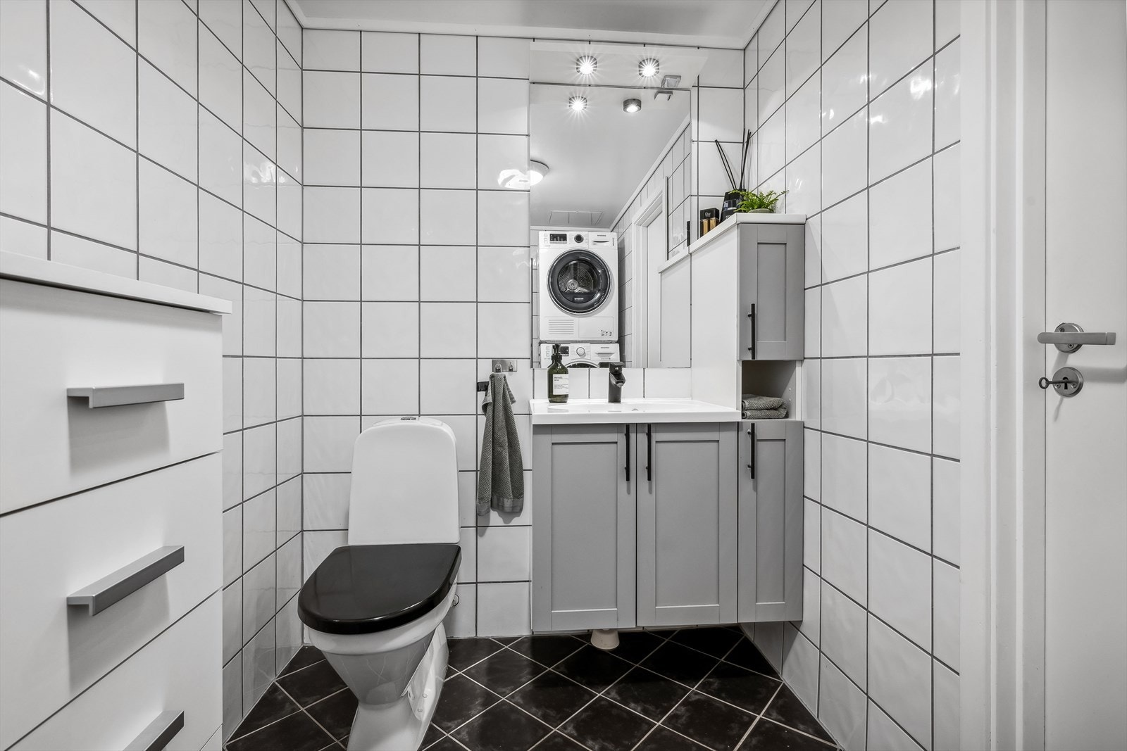 Badet er helfliset med elektriske varmekabler i gulvet. Galleribilde