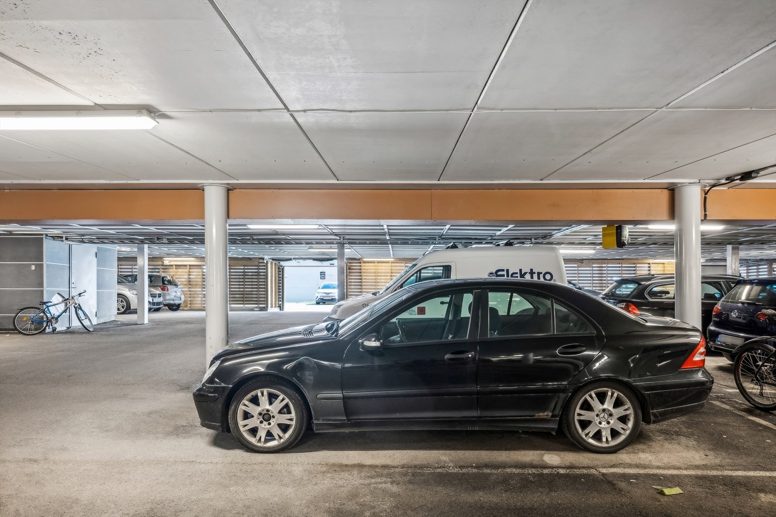 Leiligheten disponerer en fast parkeringsplass i felles garasjeanlegg. Galleribilde