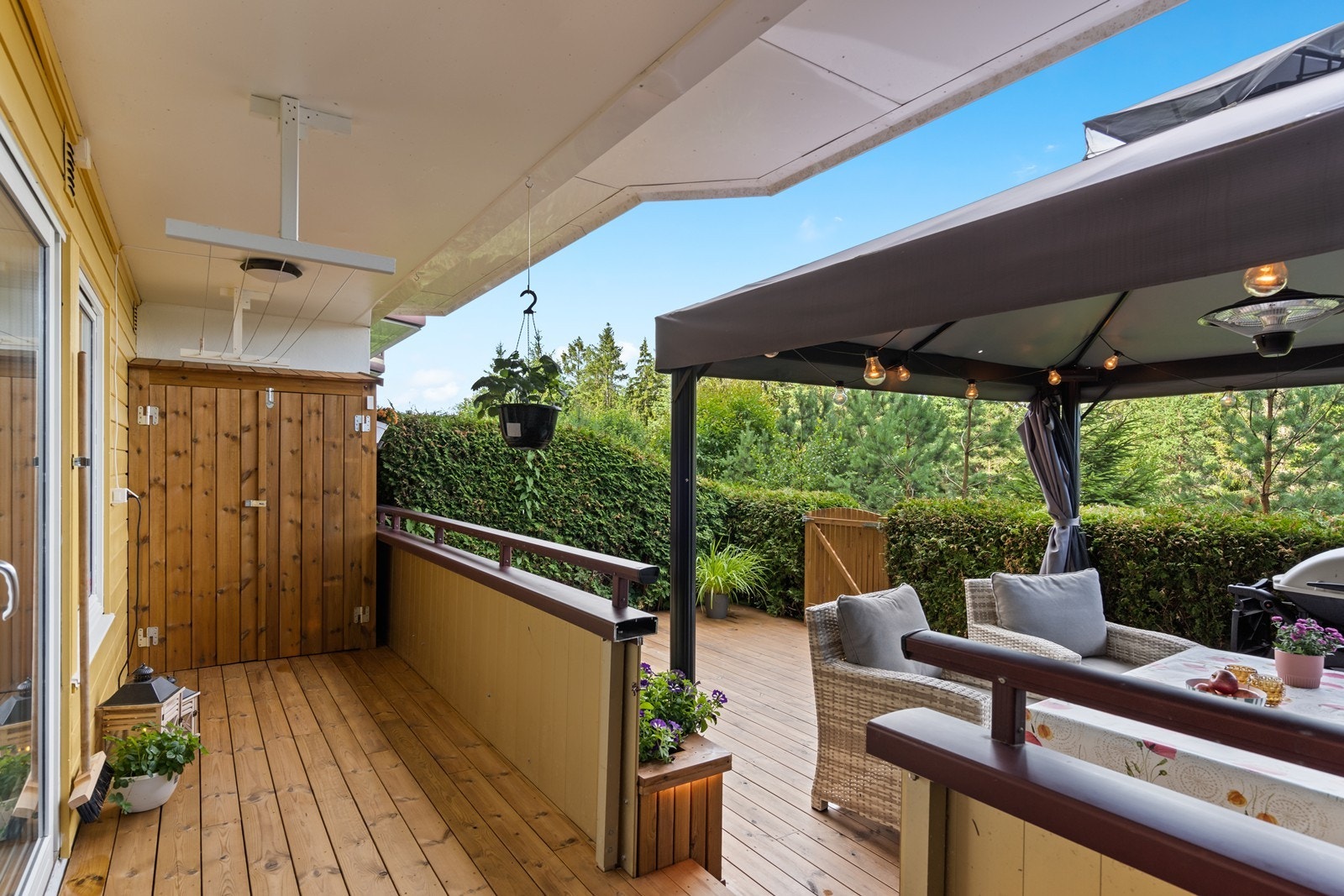 Fra stua er det adkomst til en skjermet terrasse på 34 kvm Galleribilde