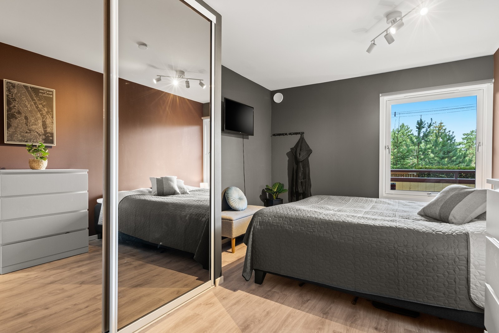 På soverommet er det god plass til dobbeltseng Galleribilde