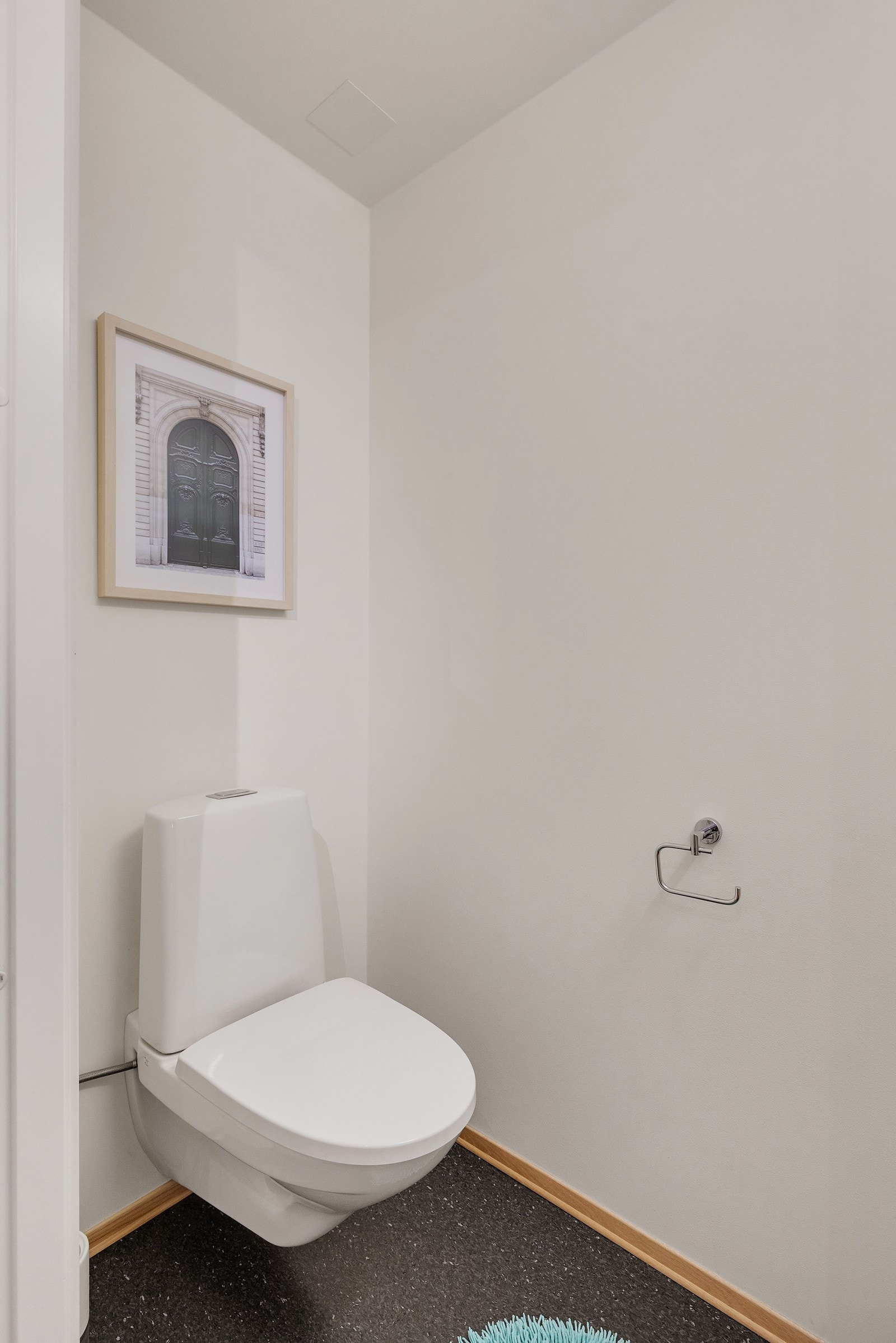 I tillegg til badet har boligen ett praktisk ekstra toalett med toalettskål og servant Galleribilde