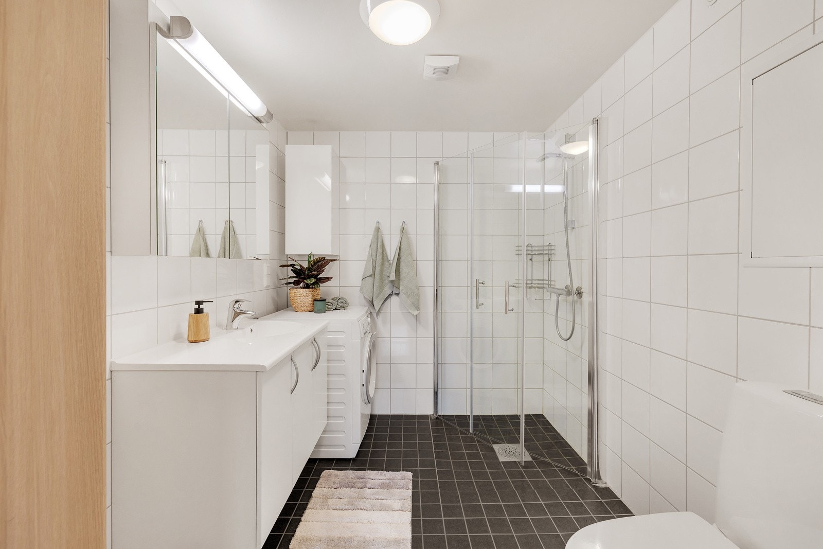 Moderne og pent flislagt bad med varmekabler i gulv Galleribilde