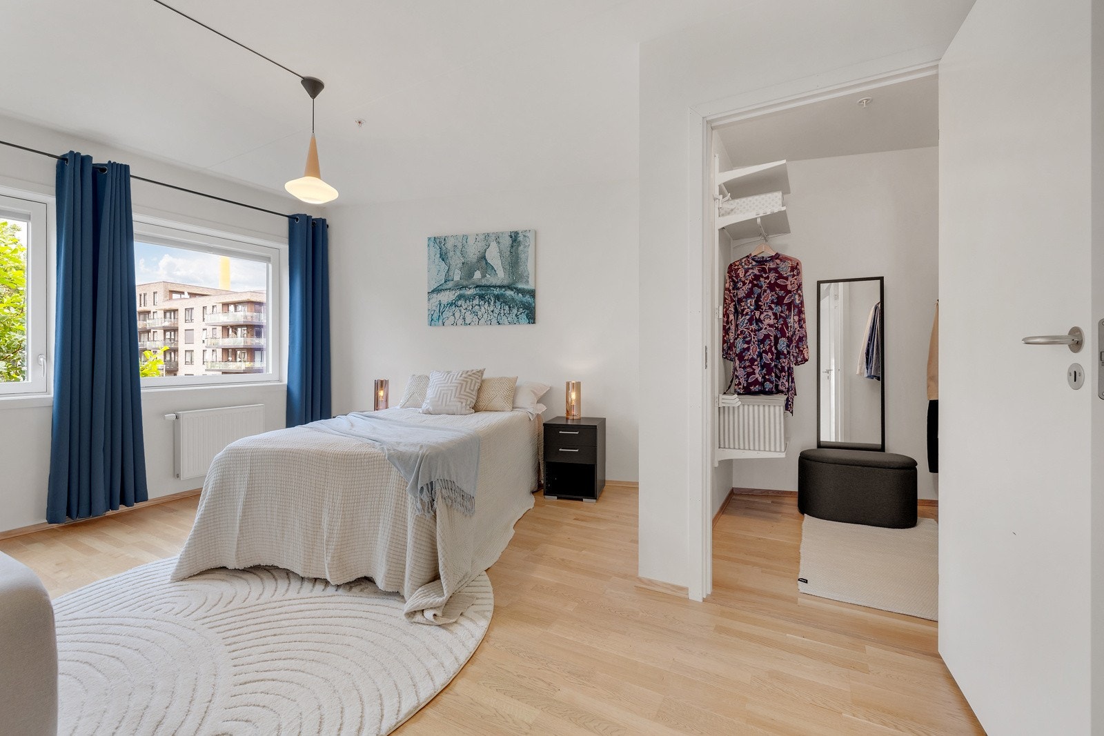 Hovedsoverommet er av sjenerøs størrelse og fra soverommet er det tilgang til innredet "walk-in" Galleribilde