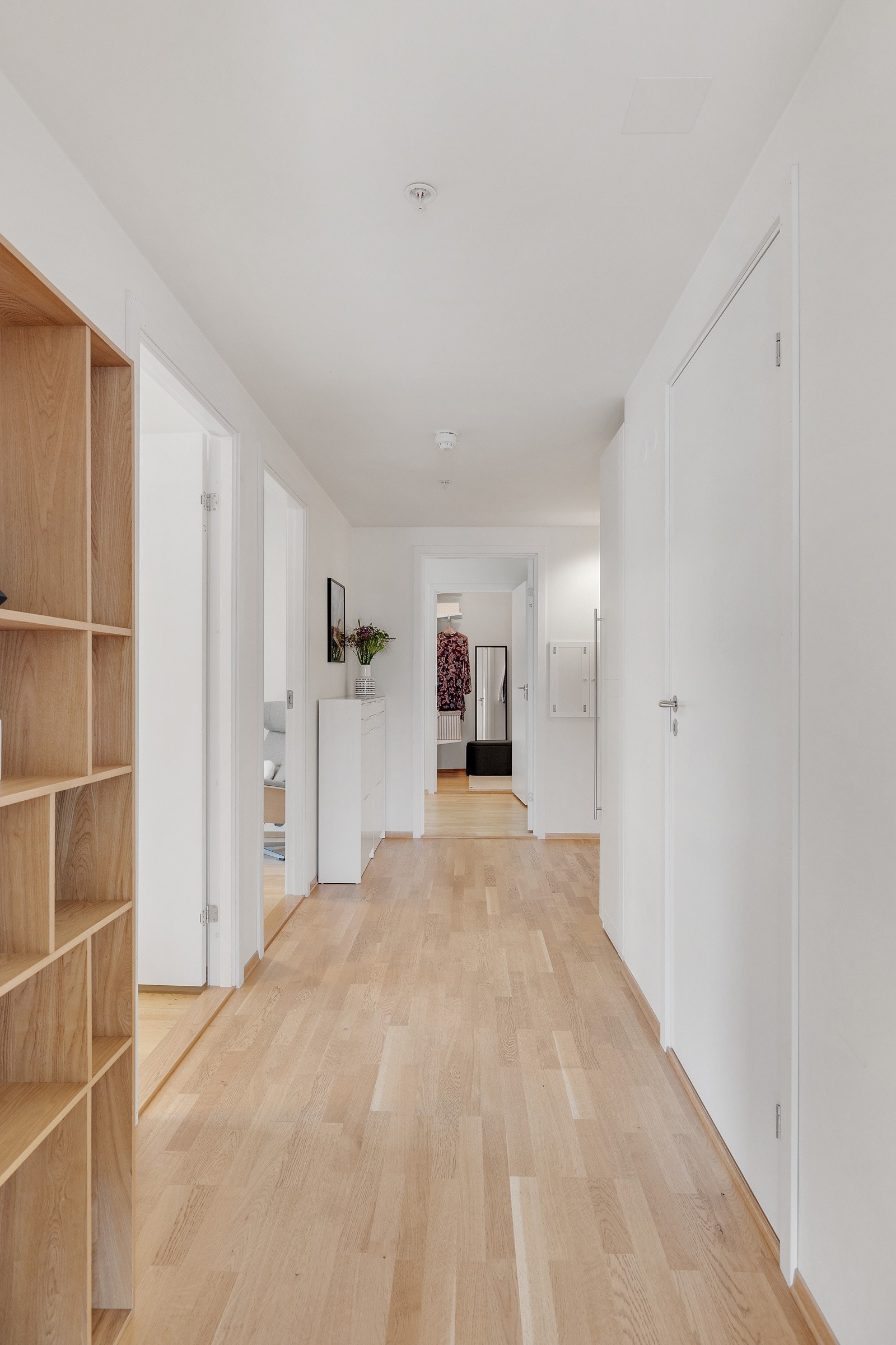 Entré / gang - innbydende inngangsparti med praktiske garderobeskap Galleribilde