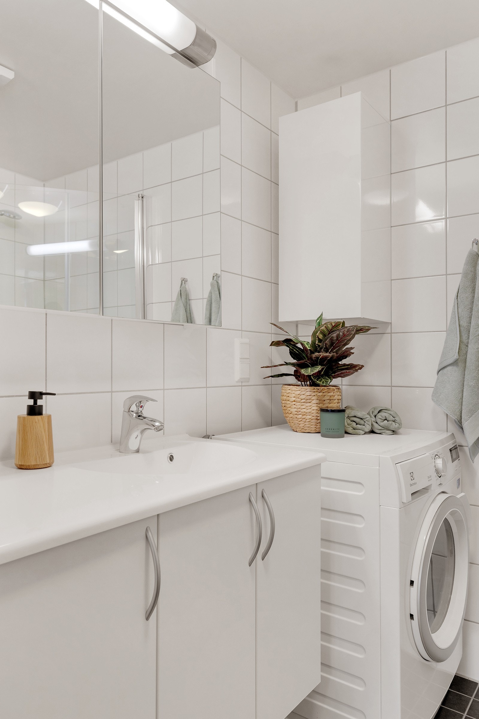 Det er opplegg til vaskemaskin og plass til tørketrommel på badet Galleribilde