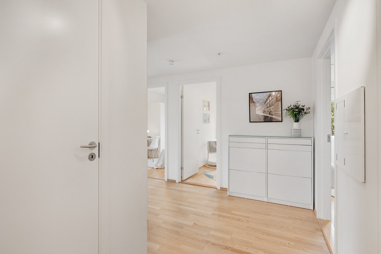 Entré / gang med plas til å henge av seg yttertøy og sette fra seg sko. Det er rikelig med oppbevaringsplass i gangen Galleribilde