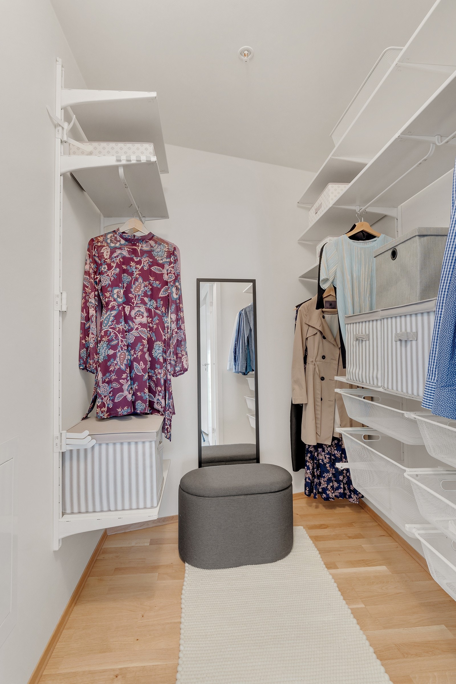 "walk-in" garderobe er pent innredet. Innredning medfølger Galleribilde