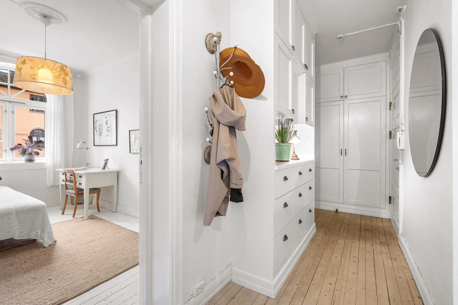 Rommet har god takhøyde og det er glassfelt i døren mellom entré og kjøkken hvilket bidrar til en følelse av luftighet, lys og romslighet. Galleribilde