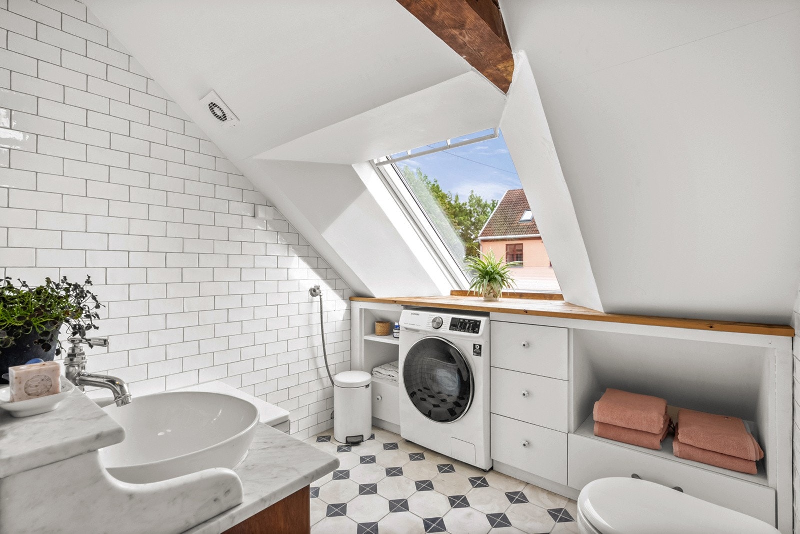 Badet i loftsetasjen er flislagt og ble bygget i 2018. Galleribilde