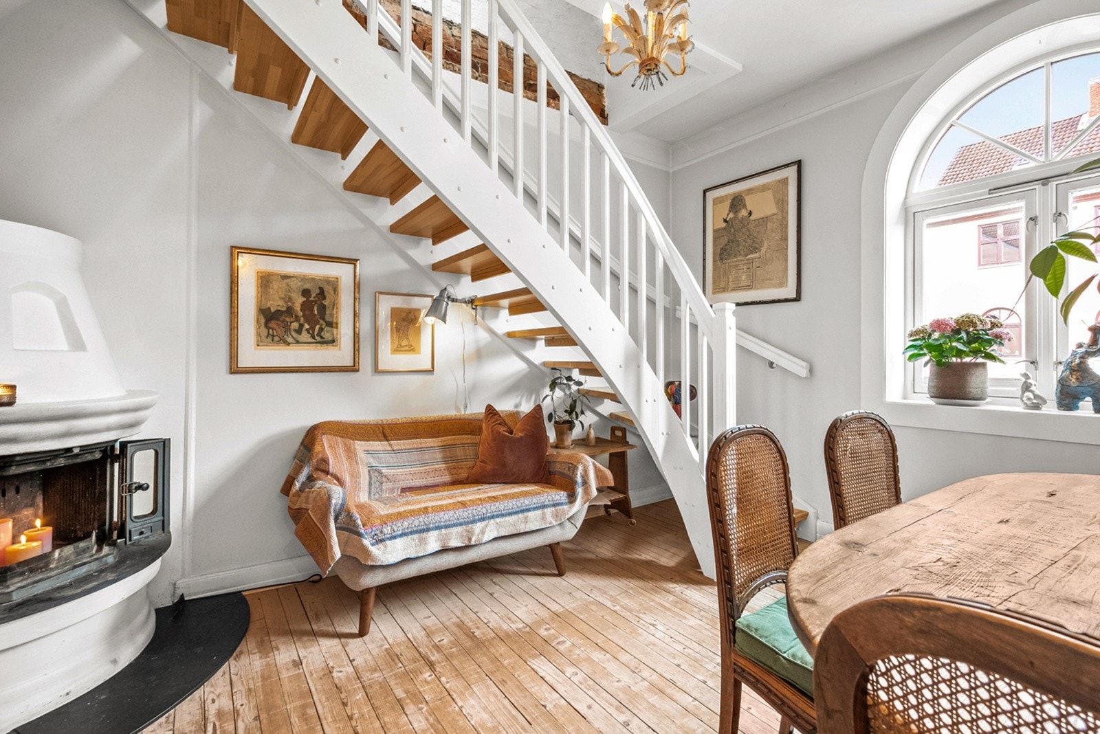 De originale heltre furugulvene tilfører varme og karakter. Galleribilde