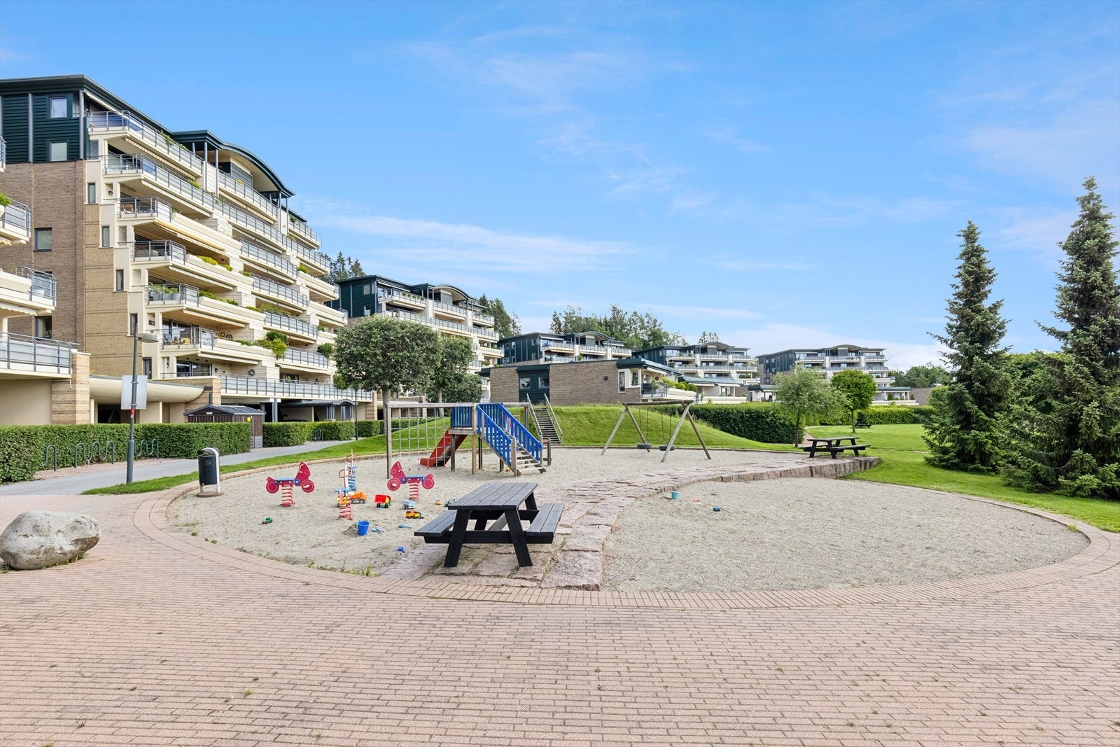 Lekeplass på nedsiden av bygget Galleribilde
