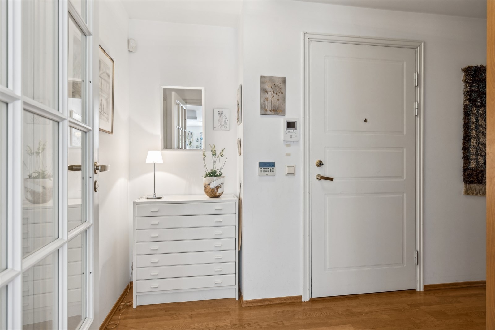 Hyggelig entré med garderobeskap Galleribilde