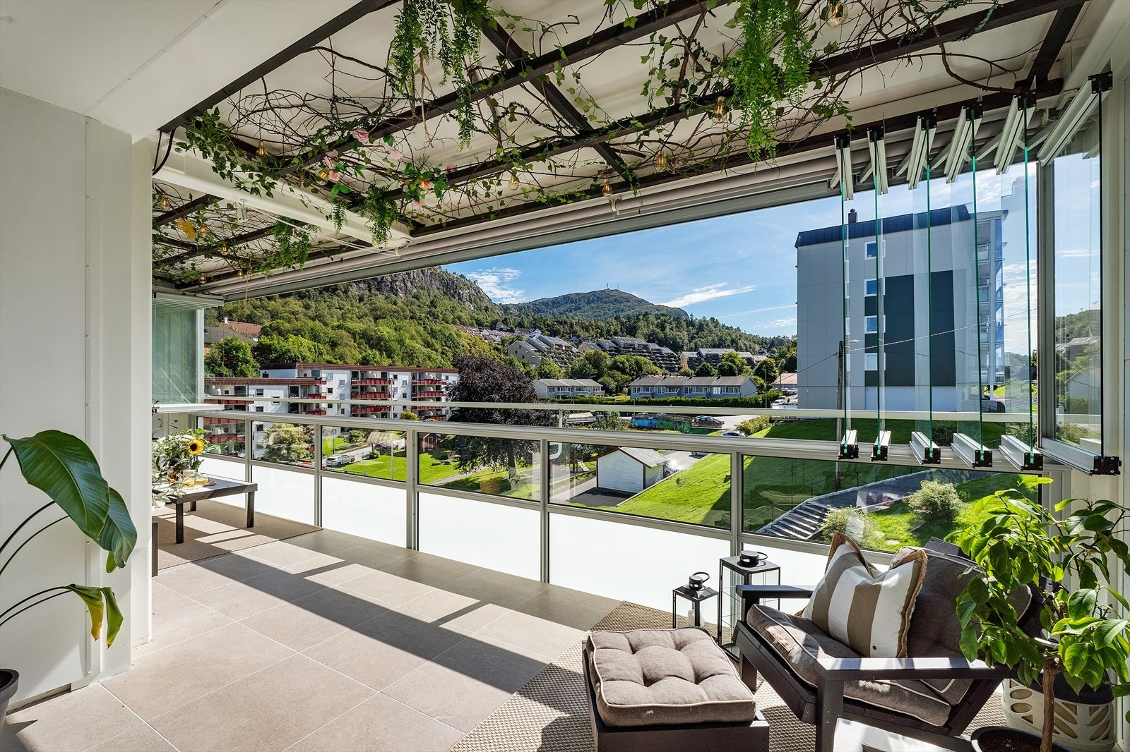 - Fra altanen har du utsikt mot Løvstakken - Galleribilde