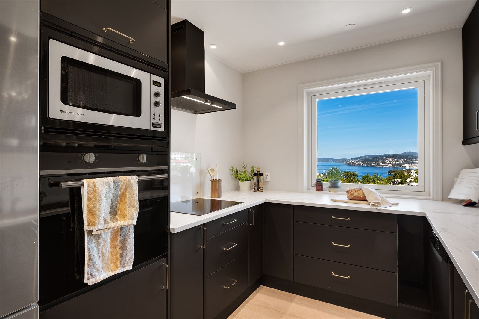 - Kjøkkenet fikk flere oppgraderinger i 2023 som ny stekeovn, oppvaskmaskin og benkeplate m.m - Galleribilde