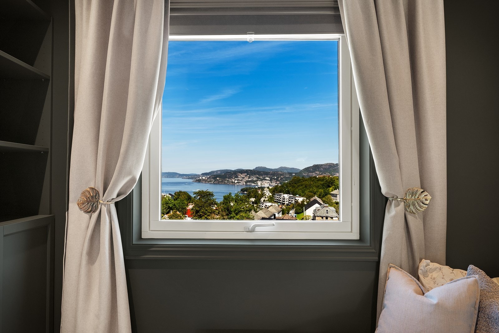 - Flott utsikt ut vinduet mot havet - Galleribilde