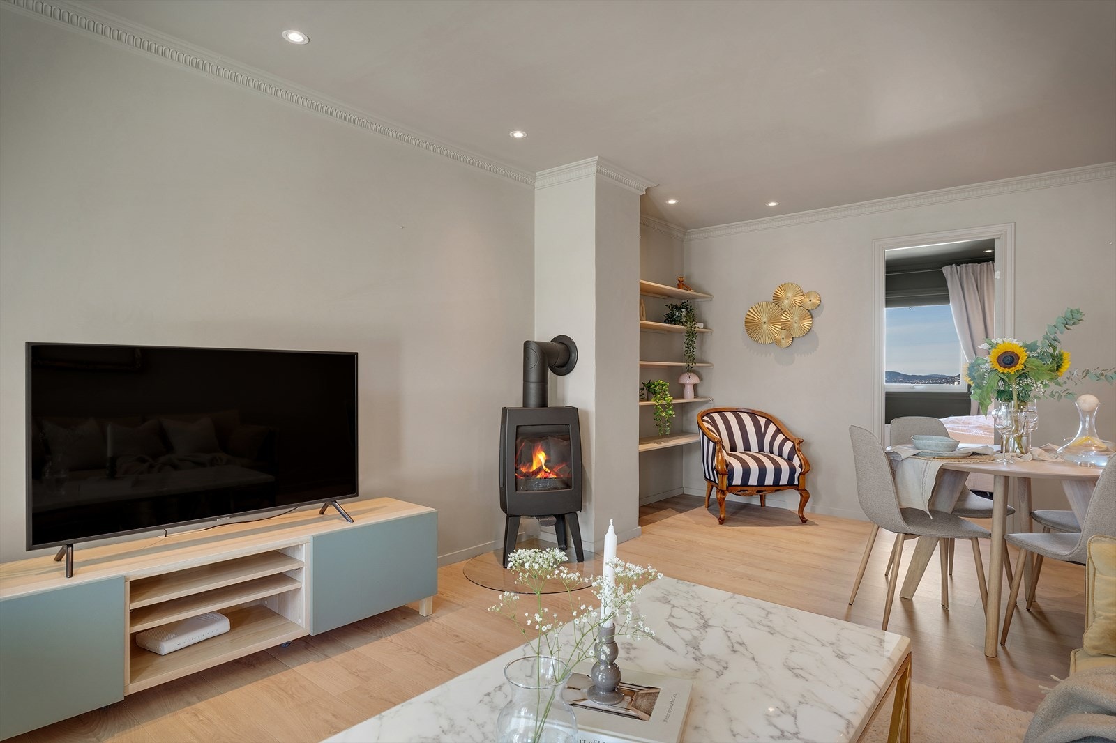 - Stuen er lys og moderne utformet - Galleribilde