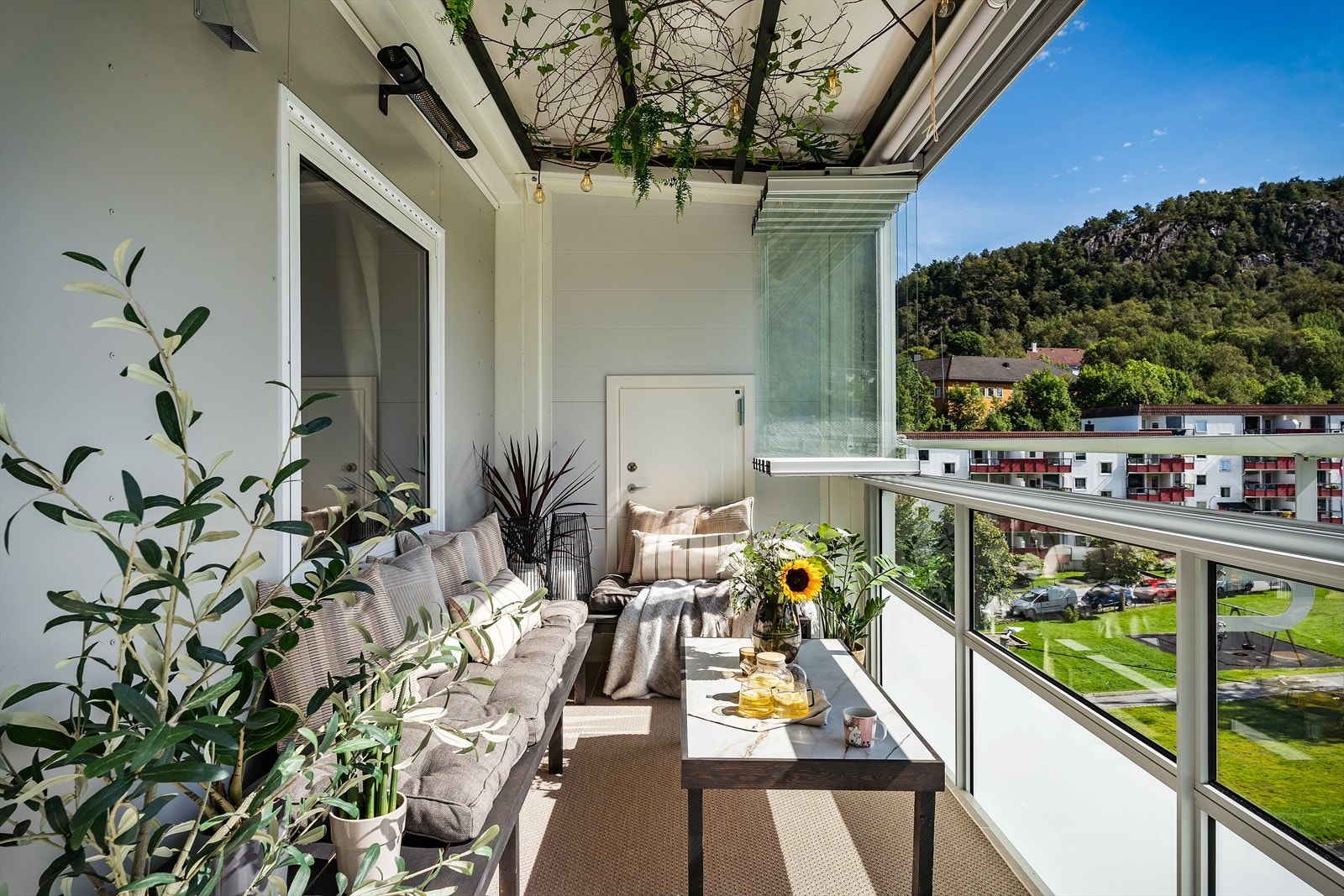 - Selger opplyser om gode solforhold med sol på balkongen fra tidlig morgen til ca. kl.18 - Galleribilde