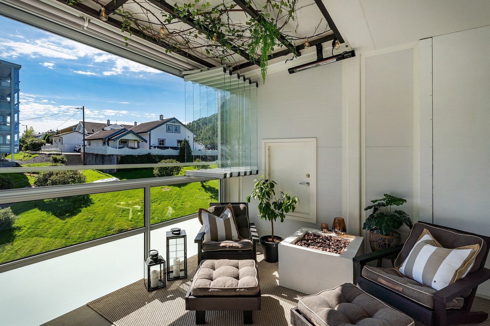 - Boligblokken har fått et stort løft i 2023/2024 med innglasset balkonger, nye vinduer og ekstra isolering i vegger og tak. Svært energisparende! - Galleribilde