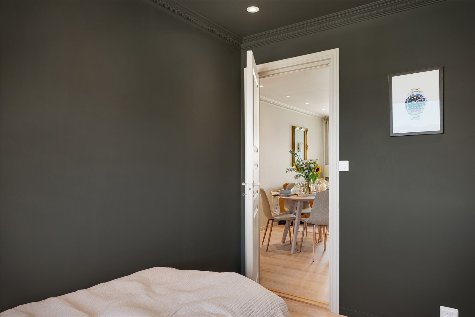 - Soverommet er satt opp med en lettvegg som enkelt kan tas ned om man ønsker bedre plass til stue - Galleribilde