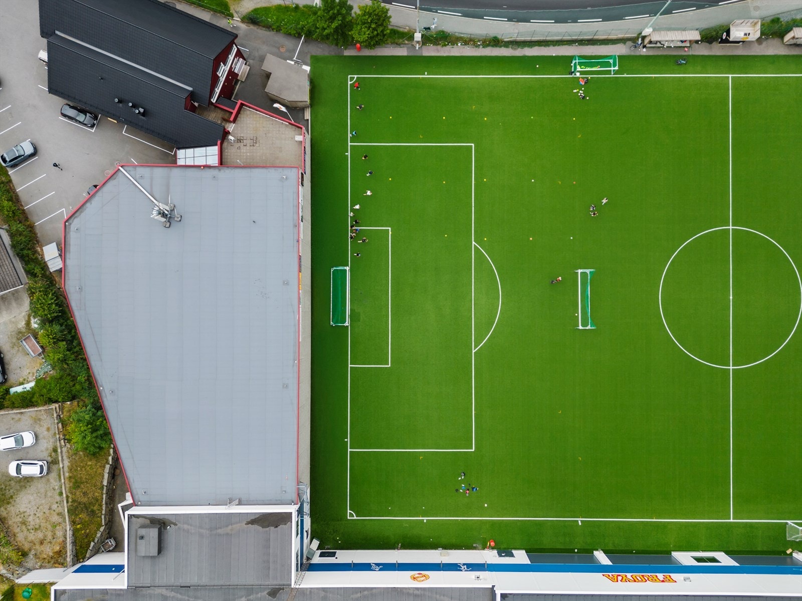 - Kort vei til Frøya idrettsplass med både utendørs kunstgressbane og innendørs idrettsplass. Perfekt for ungene! - Galleribilde
