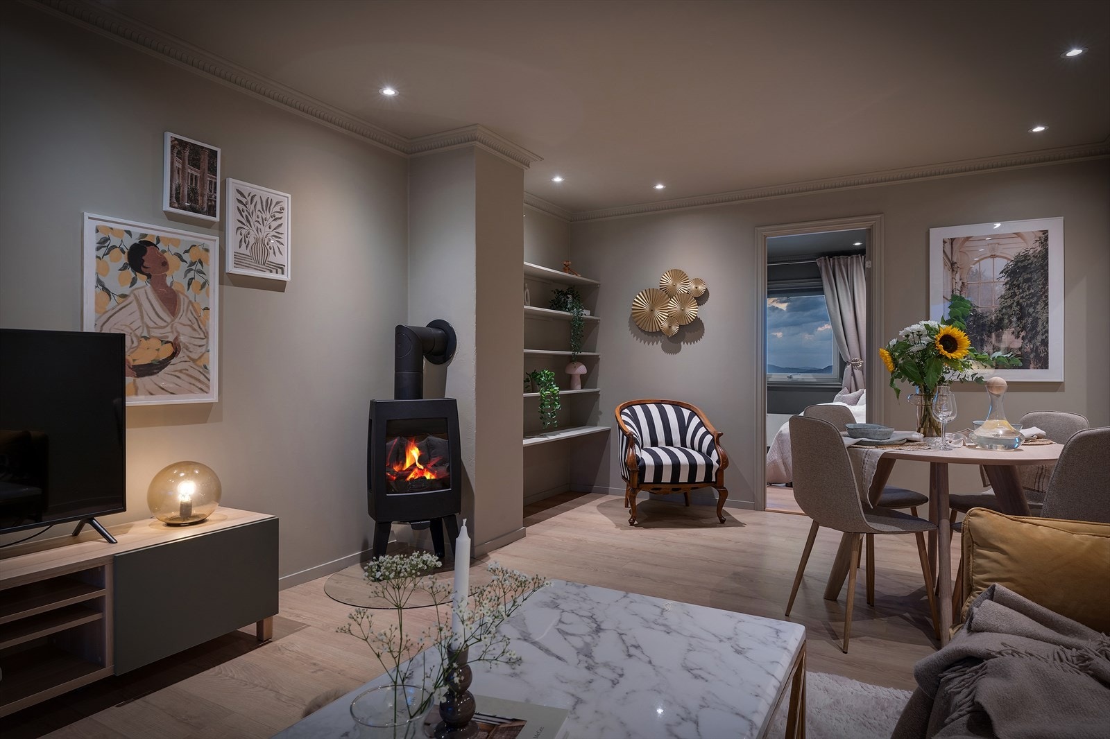 - Svært innholdsrik leilighet med entré, stue, kjøkken, tre soverom og bad - Galleribilde