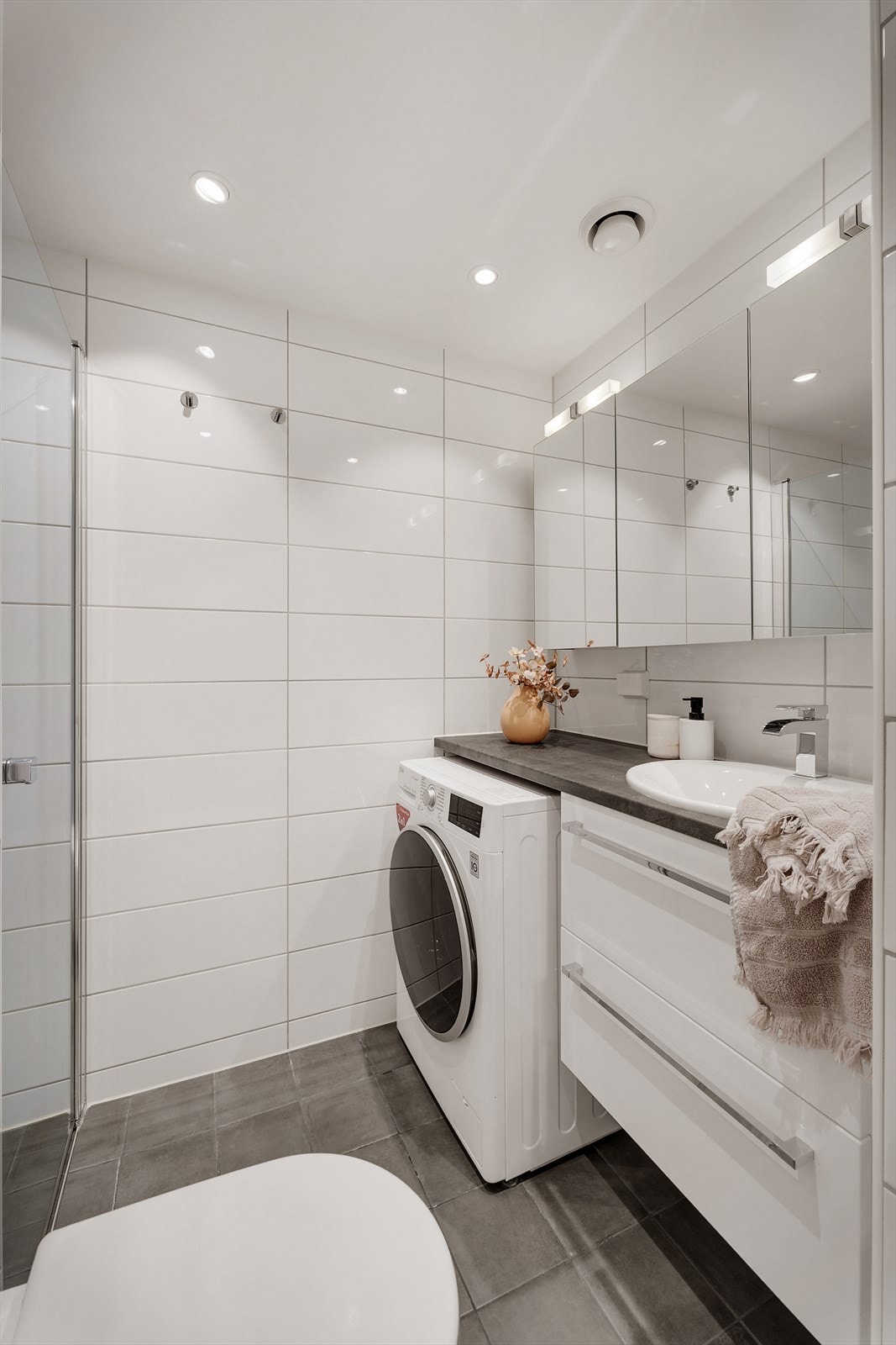 - Badet er lyst helfliset med varmekabler i gulvet - Galleribilde