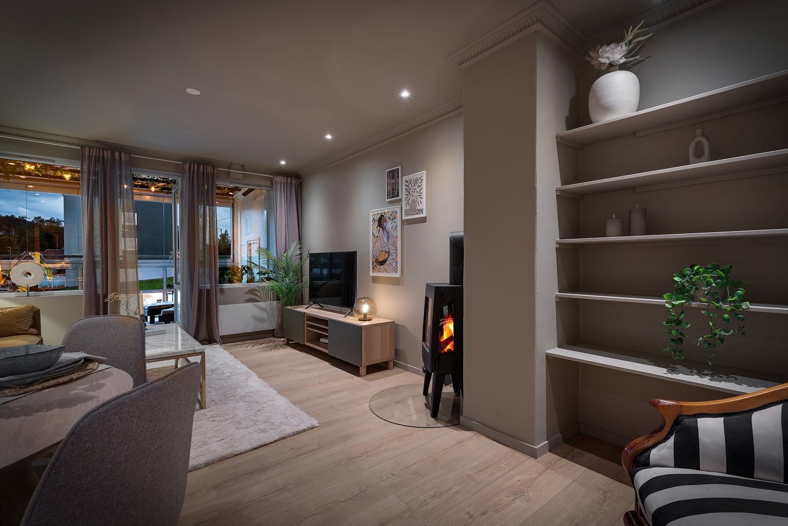 - Leiligheten har en koselig vedovn som bidrar til en lun og varm følelse - Galleribilde