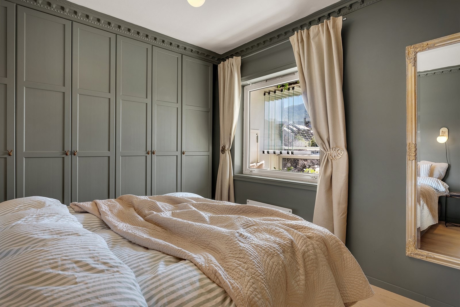 - Soverommet har innebygde skap med god plass til oppbevaring - Galleribilde