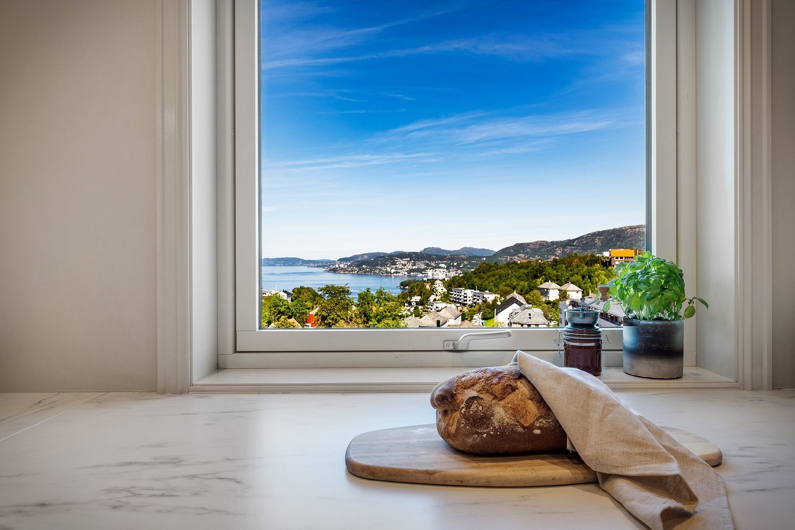 - Fra kjøkkenvinduet får du en fantastisk sjø utsikt med flotte solnedganger - Galleribilde