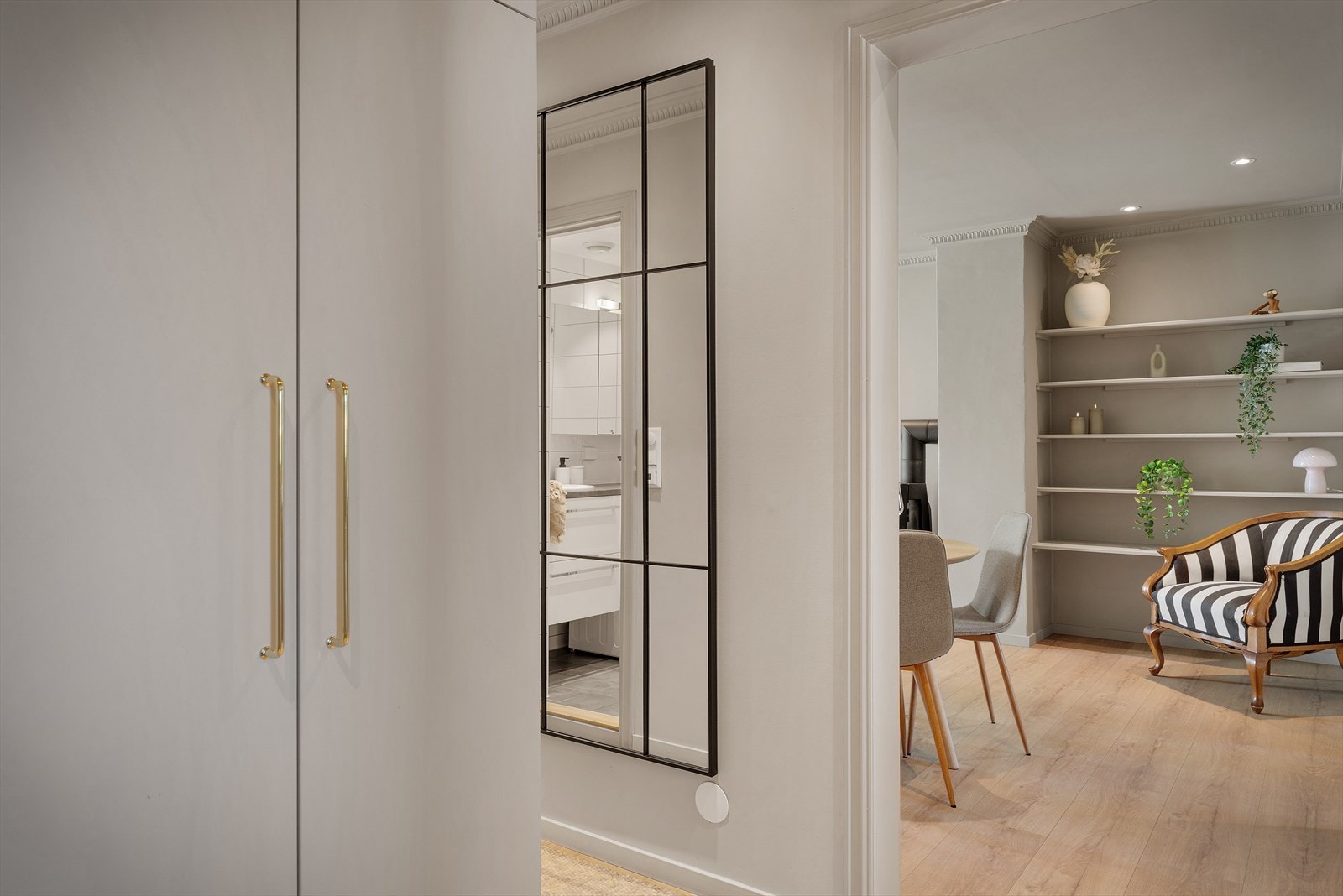 - Gangen måler 5,5 m² - Galleribilde