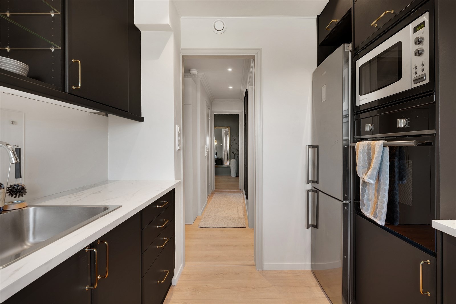 - Kjøkkenet er godt utstyrt med integrert stekeovn, oppvaskmaskin og induksjon platetopp - Galleribilde