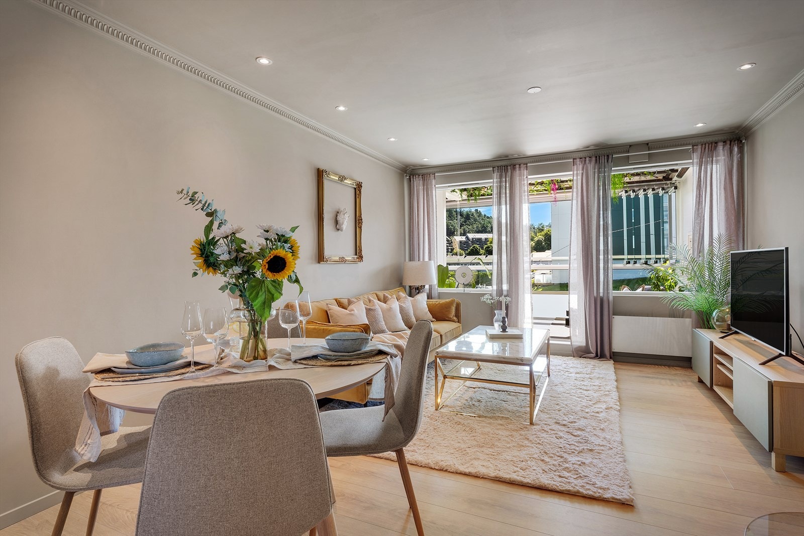 - En nydelig 4-roms leilighet med elegante detaljer som stukkaturlister og rosett i taket - Galleribilde