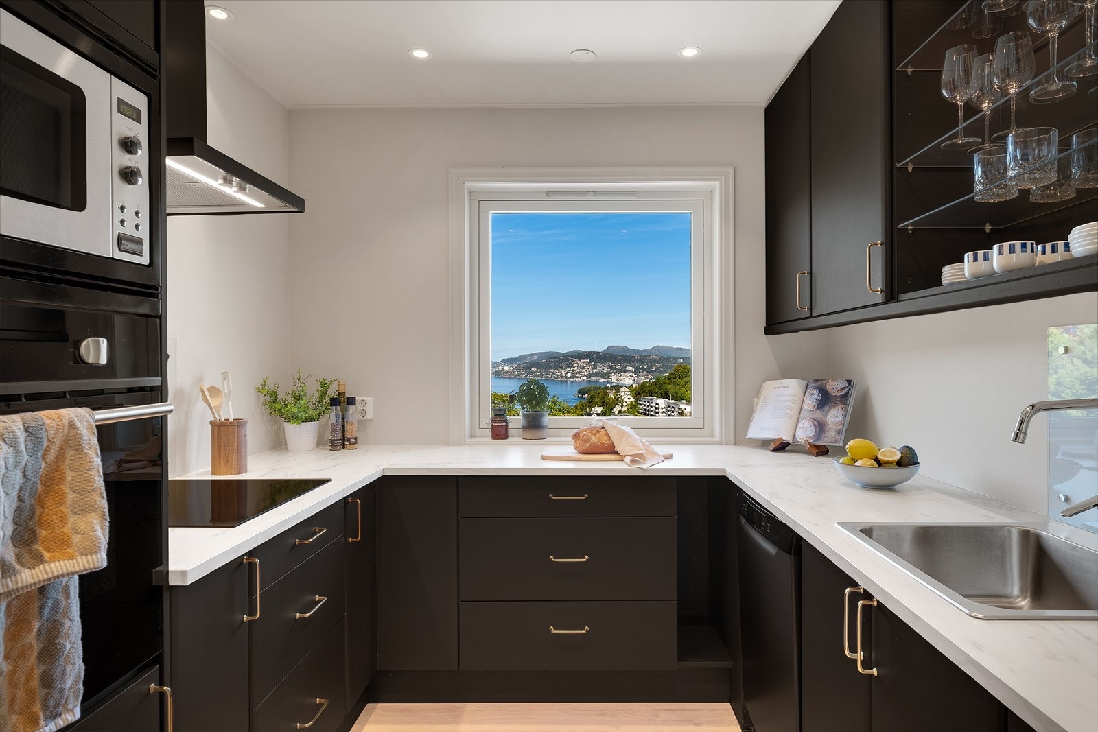 - Kjøkkenet måler 7,4 m² - Galleribilde