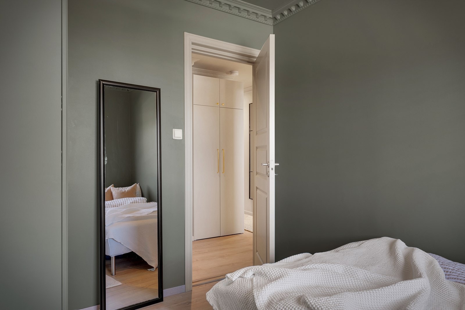 - Soverommet er malt i en behagelig og fin grønn farge - Galleribilde