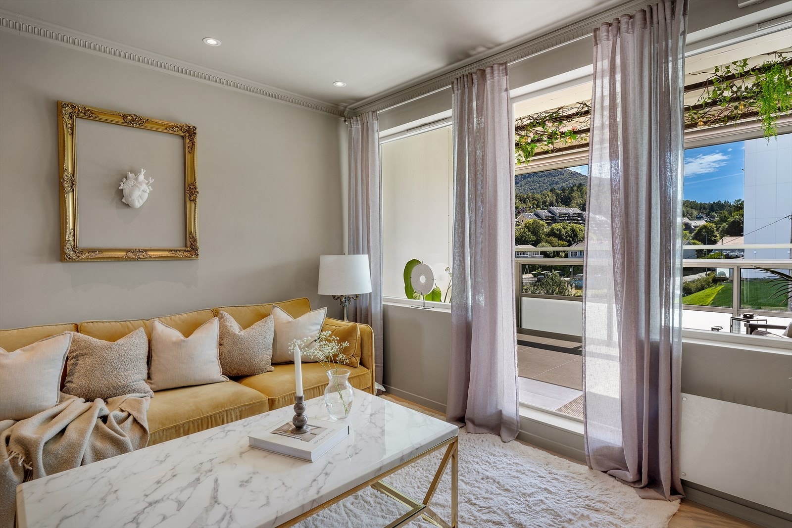 - Fra stuen er det utgang til balkongen, hvor du kan nyte gode solforhold fra morgen til ettermiddag - Galleribilde