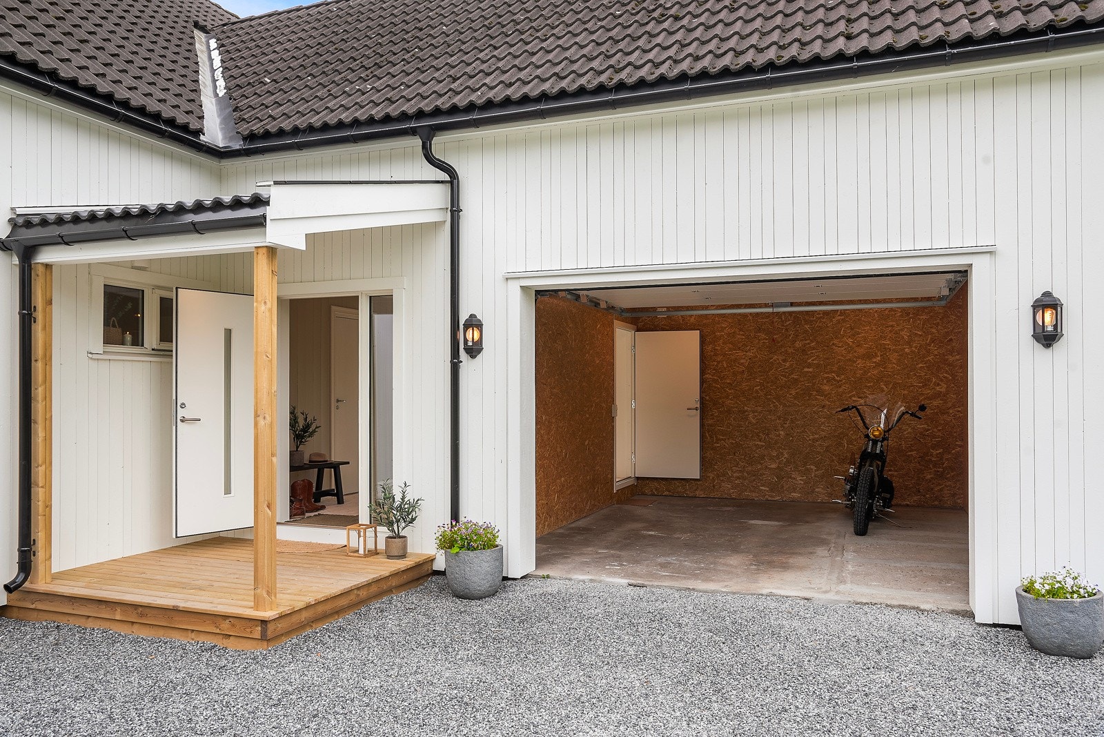 Fra garasjen har du direkte adkomst til boligen Galleribilde