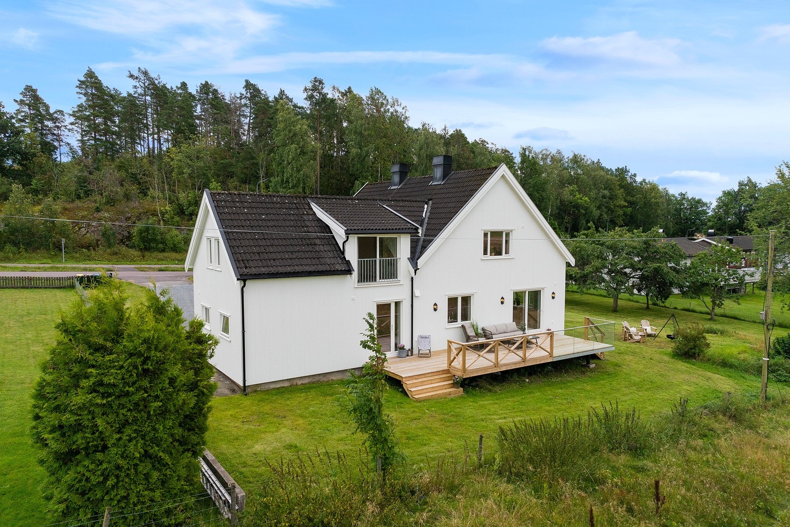 Tomten til boligen er ca 1800 m2 Galleribilde