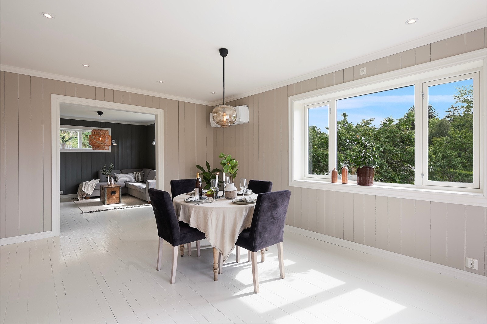 Stuen er 2delt så du har god plass til både selskap og avslapning Galleribilde