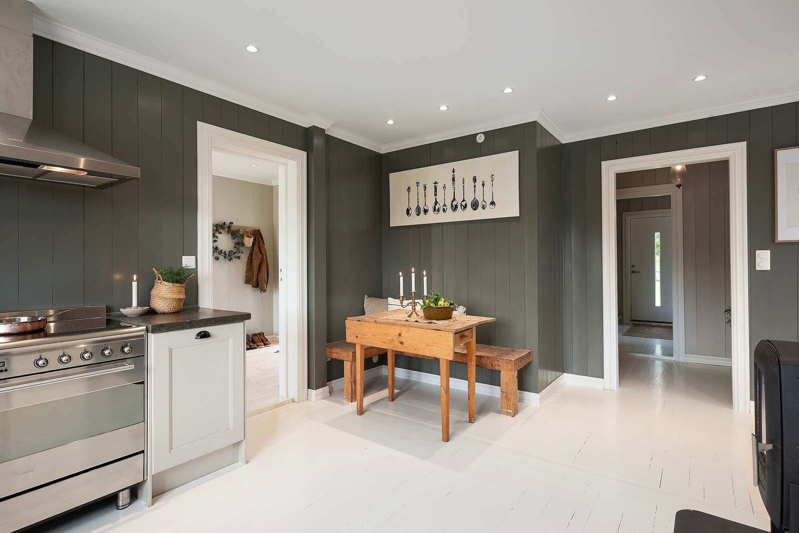 Begge entreene har adkomst til kjøkkenet Galleribilde