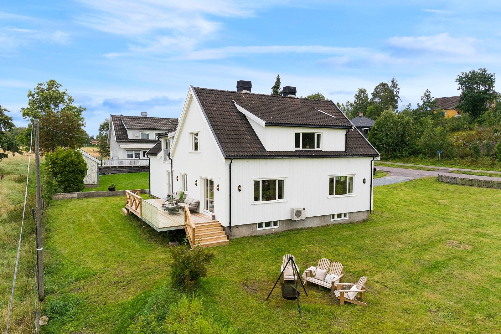 Det er nok boltreplass for både fotball og snømenn i hagen Galleribilde