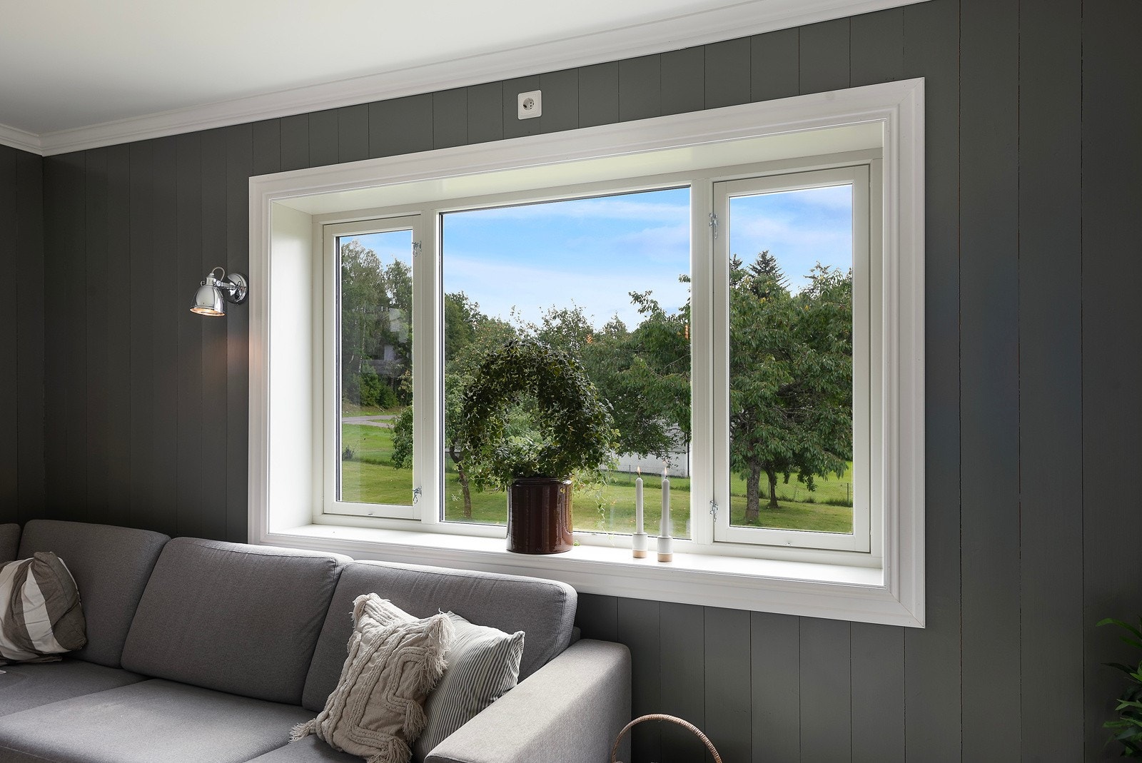 Det er store vindusflater og et fredelig utsyn fra alle rom Galleribilde