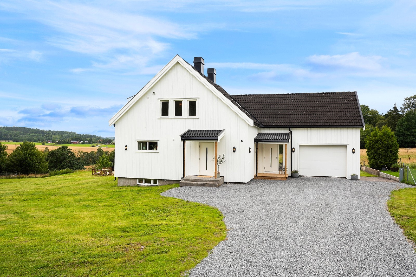 I innkjørselen og i garasjen har du god plass til parkering Galleribilde